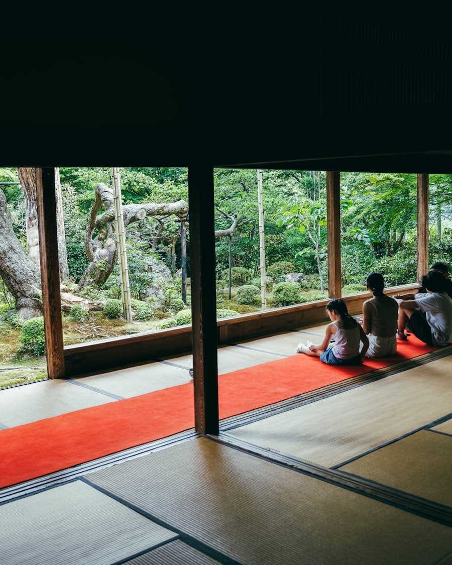 伝統的な空間でつながる人々